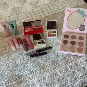 Clinique Eyeshadow Palette with Pink and Brown Hues